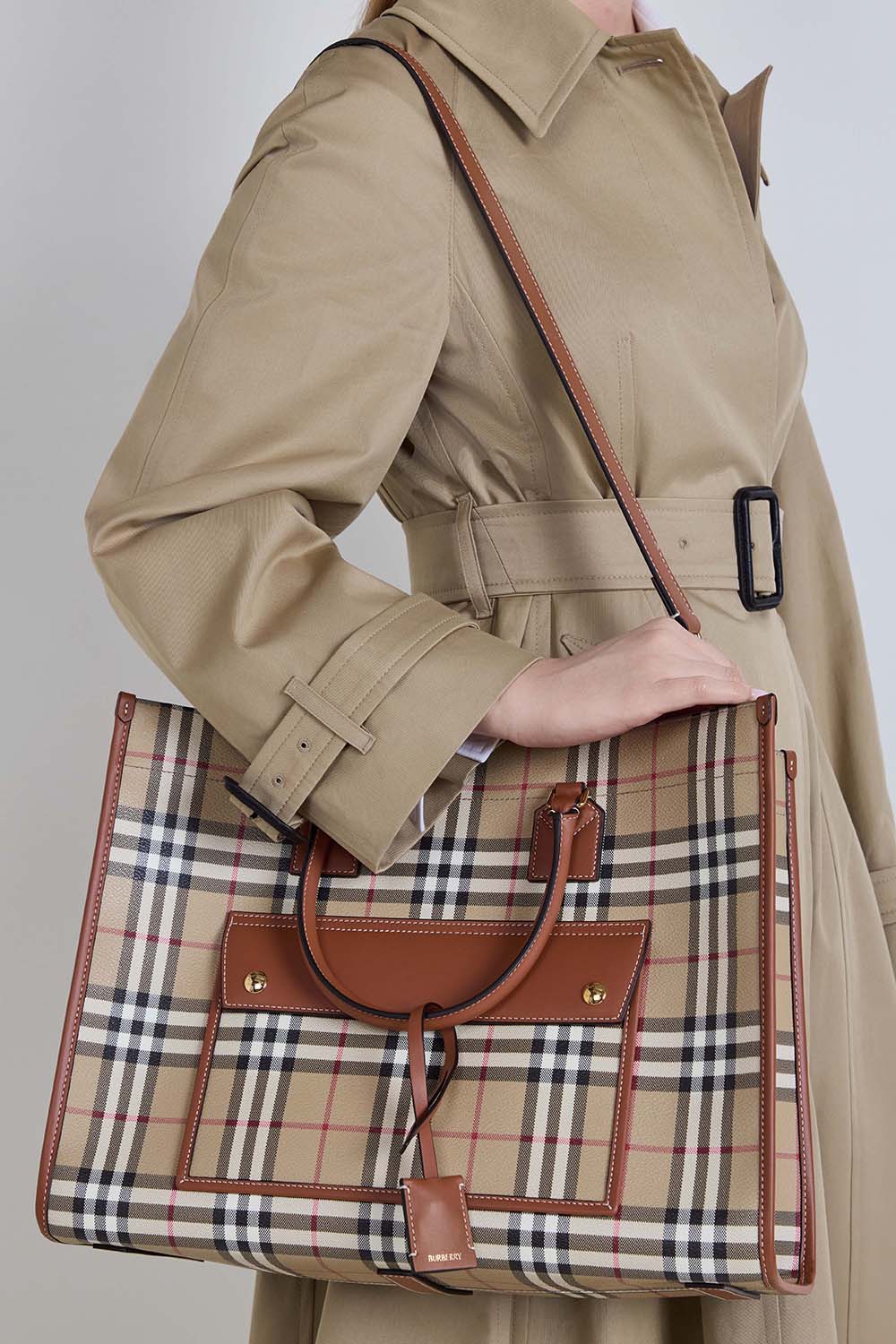 תמונת כל הלוק של תיק נשיאה